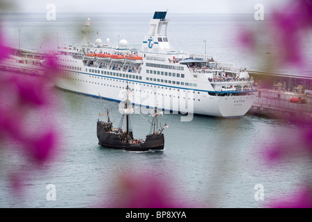Nachbau der Santa Maria, Touristenboot und Kreuzfahrtschiff MS Astor im Hafen, Funchal, Madeira, Portugal Stockfoto