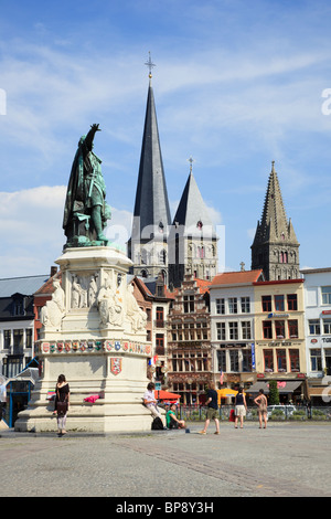 Vrijdagmarkt, Gent, Ost-Flandern, Belgien-Europa. Statue von Jacob van Artevelde mit flämischen Gebäude am Platz Stockfoto