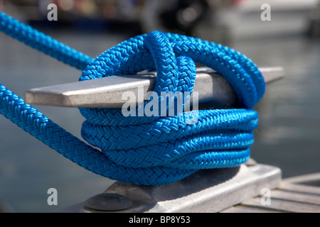 blaues Seil um eine Marina Ponton Klampe im Vereinigten Königreich gebunden Stockfoto