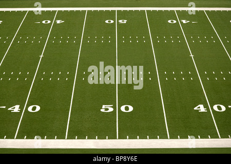 Nahaufnahme von 50 und 40 Yard-Linien auf American Football-Feld. Stockfoto