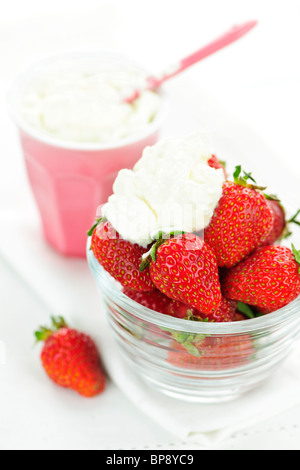 Schüssel mit frischen Bio rote Erdbeeren mit Schlagsahne Stockfoto