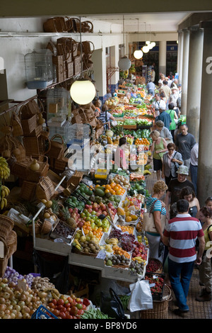 Obst und Gemüse Stall im Mercado Dos Lavradores Markt, Funchal, Madeira, Portugal Stockfoto