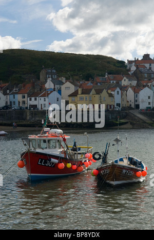 Angelboote/Fischerboote auf dem Meer bei Staithes, North Yorkshire, England. Stockfoto