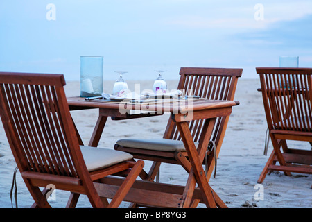 Tische und Stühle am Strand, Thailand Stockfoto
