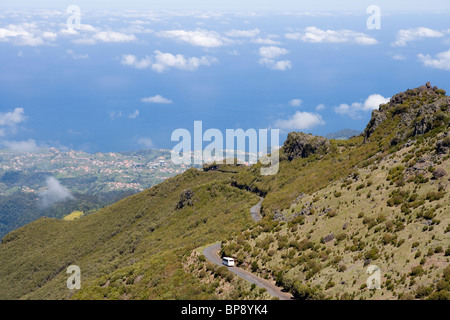 Bus unterwegs nach Pico Ruivo mit Ansicht von Santana, Achada Teixeira, Madeira, Portugal Stockfoto