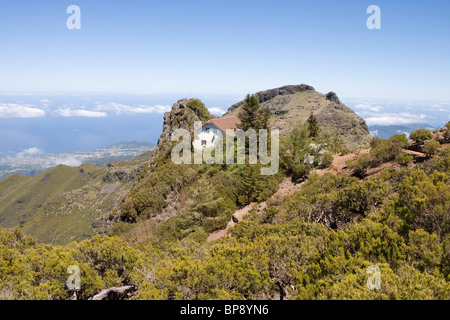 Hütte auf einem Wanderweg zum Gipfel Pico Ruivo, Pico Ruivo, Madeira, Portugal Stockfoto