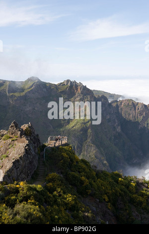 Blick vom Gleis zwischen Pico do Arieiro und Pico Ruivo Gebirge, Pico do Arieiro, Madeira, Portugal Stockfoto