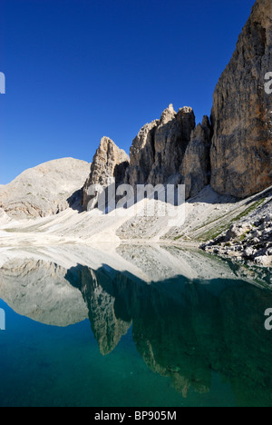 Reflexion von Croda del Lago am Lago di Antermoia Rosengarten Gruppe, Dolomiten, Trentino-Alto Adige/Südtirol, Italien Stockfoto