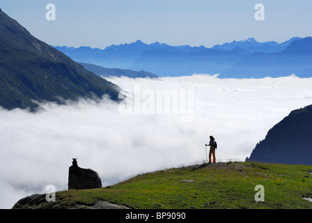 Frau auf der Suche über Nebelmeer, senken, Engadin, Engadin, Kanton Graubünden, Schweiz Stockfoto