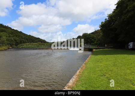 Blick auf Lopwell Damm am Fluß Tavy in der Nähe von Tamerton Foliot, Devon, Uk Stockfoto