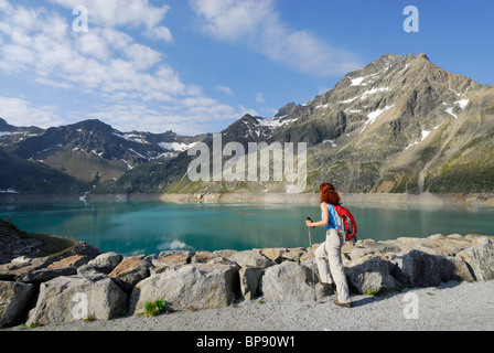 Weibliche Wanderer Blick auf Stausee Finstertaler, Sellrain, Stubaier Alpen, Tirol, Österreich Stockfoto