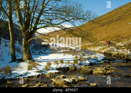 Winter in der Messe-Bach-Tal mit Fairbrook Naze auf Kinder Scout in der Ferne, Peak District, Derbyshire, England, UK Stockfoto