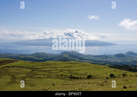 Blick vom Reserva Natural da Caldeira Faial mit Insel Pico in die Ferne Insel Faial, Azoren, Portugal, Europa Stockfoto