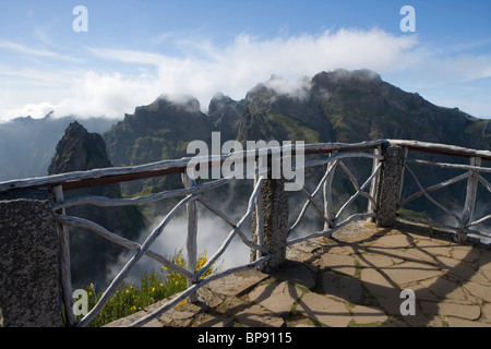 Aussichtsplattform auf einem Wanderweg zwischen Pico do Arieiro und Pico Ruivo Gebirge, Pico do Arieiro, Madeira, Portugal Stockfoto