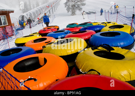 Top Station Adventure Peak Wintersport bunte Schnee Röhren South Lake Tahoe, Nevada USA Stockfoto