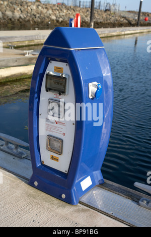 Marine Strom-Power-Point auf einem Ponton Steg in einer Marina in Großbritannien Stockfoto