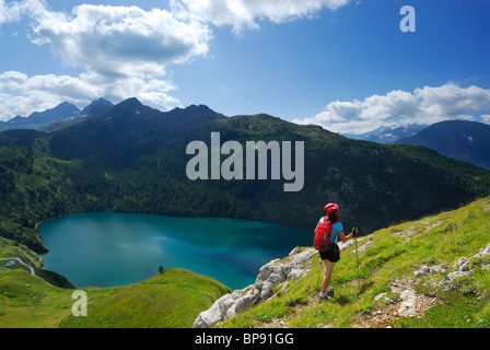 Frau wandern über dem Stausee Lago Ritomsee, Tessiner Alpen, Canto von Tessin, Schweiz Stockfoto