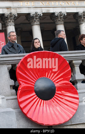 Tag des Gedenkens. Menschen versammeln sich auf dem Trafalgar Square für die zwei Minuten Stille und Mohn Blütenblätter in den Brunnen zu platzieren. Stockfoto