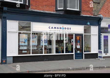 Logo und Shop vorne des Ortsverbandes Cambridge Bausparkasse in St Ives, Cambridgeshire, Großbritannien. Stockfoto