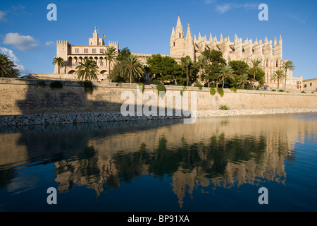 Königlicher Palast von Almudaina und Palma Kathedrale La Seu, Palma, Mallorca, Balearen, Spanien, Europa Stockfoto