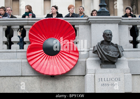 Tag des Gedenkens. Menschen versammeln sich auf dem Trafalgar Square für die zwei Minuten Stille und Mohn Blütenblätter in den Brunnen zu platzieren. Stockfoto