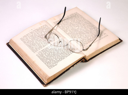 Gläser auf ein altes Buch Stockfoto