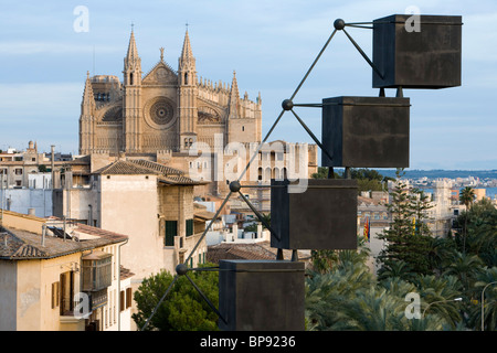 Bou-Skulptur von Santiago Calatrava (2007) auf Es Baluard Museum für moderne und zeitgenössische Kunst mit Palma Kathedrale La Seu, Palm Stockfoto