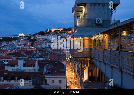 Elevador de Santa Justa und Burg São Jorge, St.-Georgs Burg bei Nacht, Lissabon, Lissabon, Portugal, Europa Stockfoto