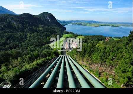 Fallleitung Wasserkraft Bahnhof See Walchensee und Pylonen, See Kochelsee im Hintergrund, Bayerische Alpen, Bayern, Oberbayern, Stockfoto