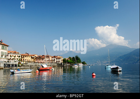 Blick über den Comer See zu Menaggio mit Bergamo Alpen im Hintergrund, Menaggio, Lombardei, Italien Stockfoto