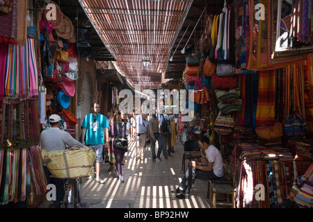 Licht und Schatten in einem Souk Markt, Marrakesch, Marokko, Afrika Stockfoto