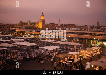 Djemaa el Fna entfernt bei Sonnenuntergang, Blick von der Terrasse des Cafe Gletscher, Marrakesch, Marokko, Afrika Stockfoto