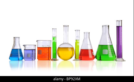 Laborglas mit Flüssigkeiten in verschiedenen Farben, die isoliert auf weißem Hintergrund Stockfoto