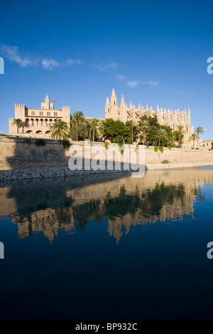 Königlicher Palast von Almudaina und Palma Kathedrale La Seu, Palma, Mallorca, Balearen, Spanien, Europa Stockfoto