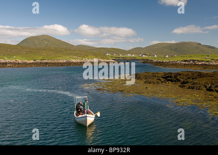 Eine Fisheman kehrt zurück zum Hafenpier am Leverburgh, äußeren Hebriden, Schottland. SCO 6380 Stockfoto