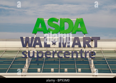 Die ASDA & Wallmart Logos und Zeichen über dem Eingang zu einem Geschäft in den Midlands, UK. Stockfoto