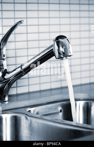 Edelstahl Küchenarmatur und Waschbecken mit fließendem Wasser Stockfoto