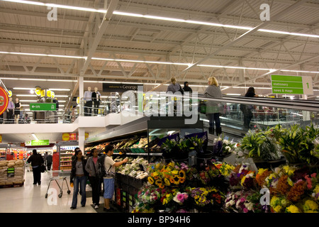 ASDA Speicher Gang in Battersea / Wandsworth - London UK Stockfoto