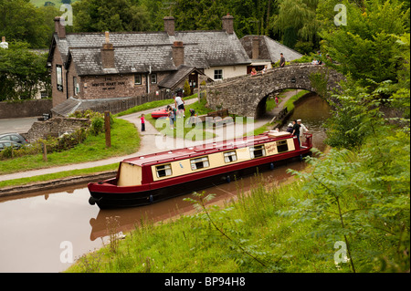 Ein Narrowboat Monmouthshire und Brecon Canal durch die White Hart Inn Wanderungen auf Usk, South Wales UK Stockfoto