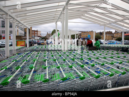 Trolleys bei Asda in Wandsworth - London-UK Stockfoto