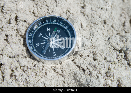 Kompass im sand Stockfoto