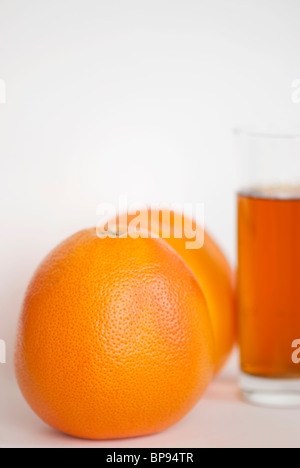 Zwei Grapefruits und ein Glas frischen Orangensaft Stockfoto