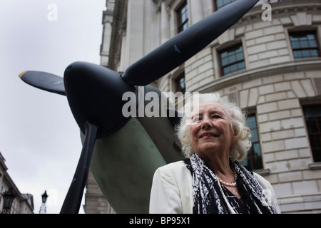 Dame Vera Lynn hat einen Auftritt in der Nähe von Spitfire Jagdflugzeug zum 70. Jahrestag der WW2 Battle of Britain. Stockfoto