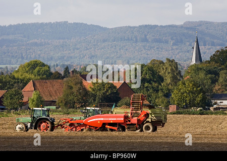 Traktor arbeiten im Feld, Dorf, Landwirtschaft, ländliche Landschaft, Norddeutschland Stockfoto