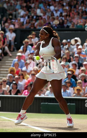 Serena Williams (USA) bei den Wimbledon Championships 2010 in Aktion Stockfoto