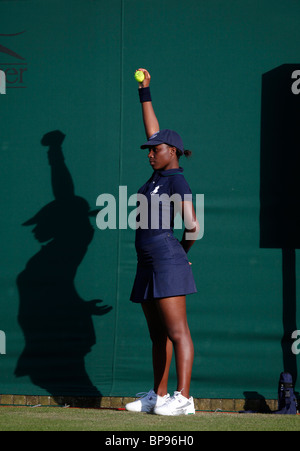 Ballgirl im Abendlicht der Wimbledon Championships 2010 Stockfoto