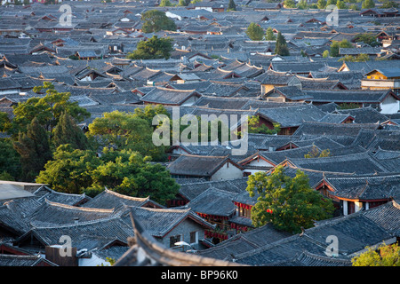 Auf der Dachterrasse-Blick auf die Altstadt von Lijiang, Provinz Yunnan, China Stockfoto