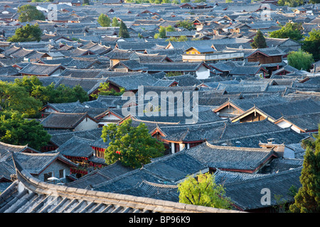 Auf der Dachterrasse-Blick auf die Altstadt von Lijiang, Provinz Yunnan, China Stockfoto