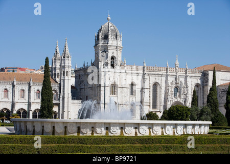 Brunnen vor der Mosteiro Dos Jeronimos Kloster, Belem, Lissabon, Lissabon, Portugal, Europa Stockfoto