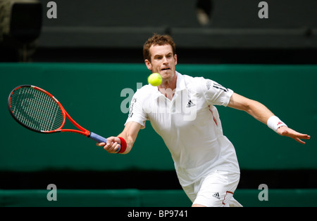 Andy Murray (GBR) in Aktion bei den Wimbledon Championships 2010 Stockfoto